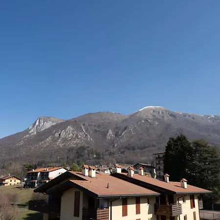Spacious Mountain View Attic Apartment *